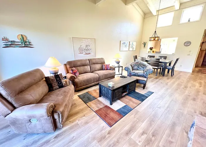 Remodeled Townhome On Golf Course With Stunning Red Rock Views *