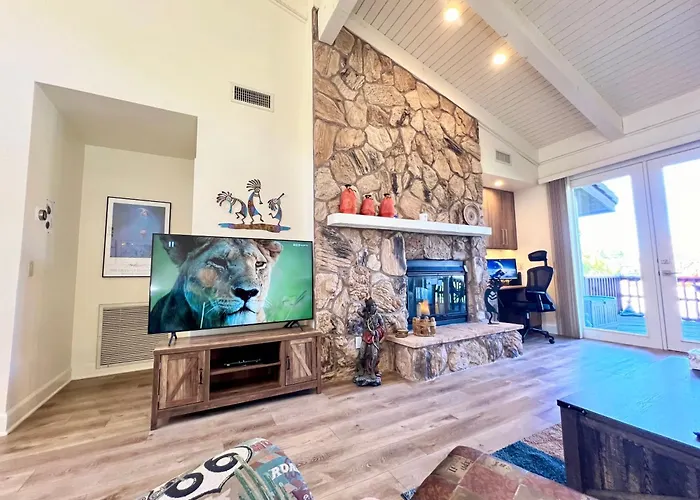 Remodeled Townhome On Golf Course With Stunning Red Rock Views
