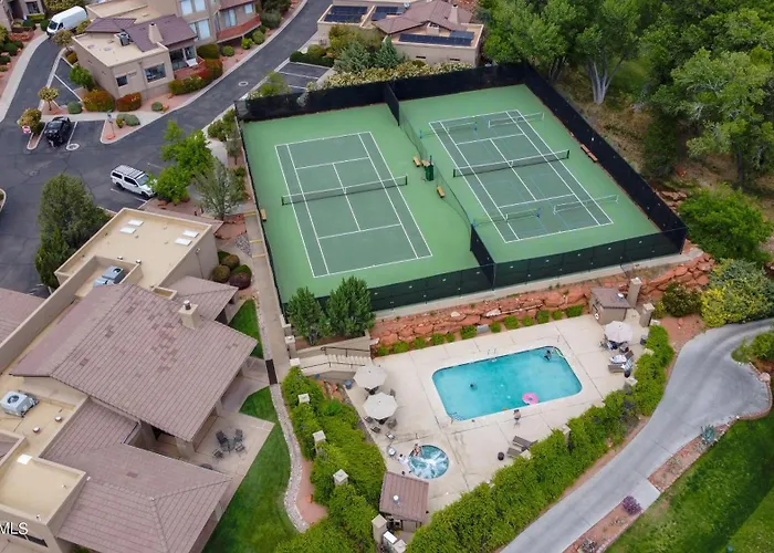Remodeled Townhome On Golf Course With Stunning Red Rock Views