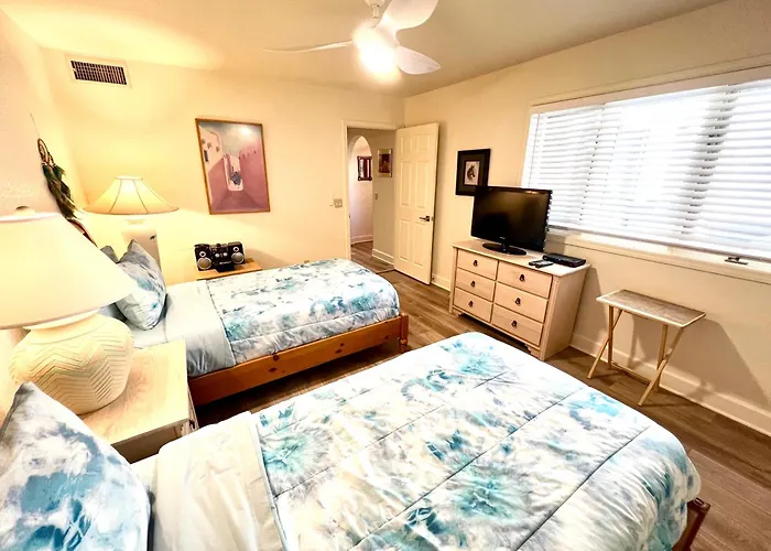 Remodeled Townhome On Golf Course With Stunning Red Rock Views