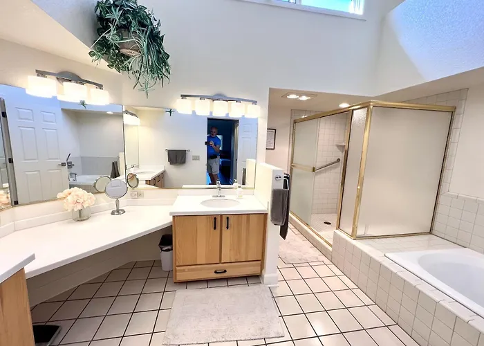 Holiday home Remodeled Townhome On Golf Course With Stunning Red Rock Views *