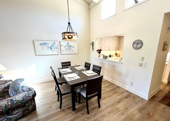 Remodeled Townhome On Golf Course With Stunning Red Rock Views