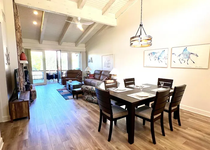 Remodeled Townhome On Golf Course With Stunning Red Rock Views *